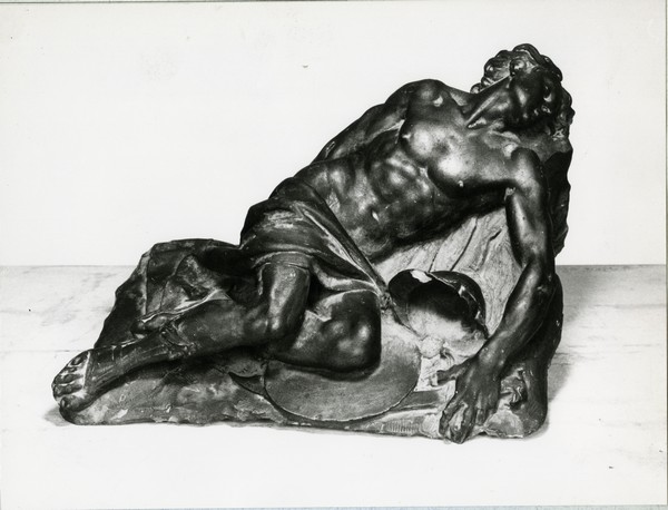 Ignoto scultore del XVIII secolo, Guerriero disteso a terra con le armi